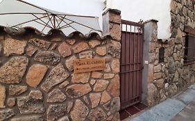Casa con patio y chimenea en Piedralaves